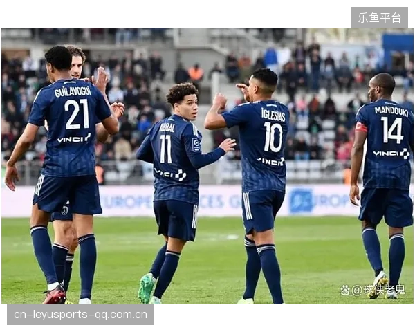 法甲巴黎锋线多点配合,禁区内威胁连连